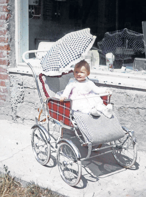 Tochter Vera Jeutter 1964 im Kinderwagen vor dem ersten Ladengeschäft in der Keplerstraße. Foto: privat