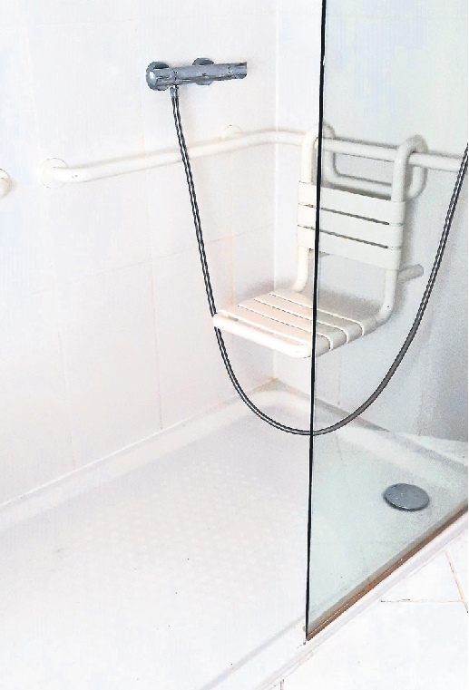 Ein barrierefreier Zugang zur Dusche samt Sitzhilfe, die eine komfortable und sichere Sitzmöglichkeit bietet, ist gerade für Senioren und körperlich eingeschränkte Personen eine große Entlastung. Foto: z