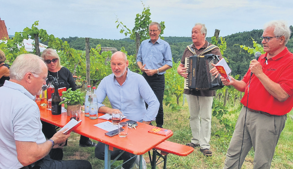 Zur Eröffnung gemeinsames Singen von Landrat, Oberbürgermeister und dem Wengerter-Team ist schon Tradition. Foto: Ute Jenschur