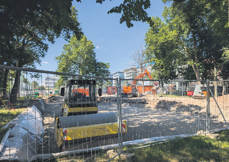 Auf dem Baufeld laufen gerade die ersten Aushubarbeiten. Foto: Jürgen Brand