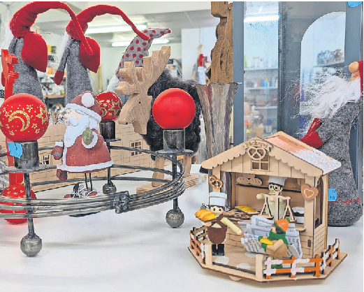 Weihnachtsdeko darf derzeit im Sozialkaufhaus nicht fehlen.