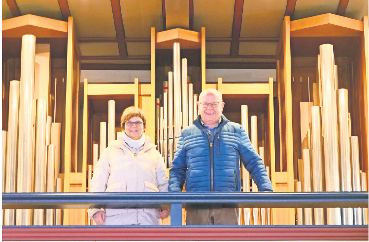 Cornelia Schwab vom neuen Förderverein und Mitinitiator Hans-Peter Seiler auf der Empore der Bernhardskirche.