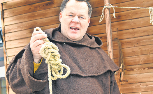 Die Gäste können von 11 bis 18 Uhr Mittelalter-Handwerkern und -Händlern begegnen und ihnen beim Hufeisenschmieden, Kerzenziehen oder Seile-Herstellen (linkes Bild) über die Schulter blicken. OB Christoph Traub (rechtes Bild) lässt sich die Prämierung nicht entgehen. Fotos: Günter E. Bergmann