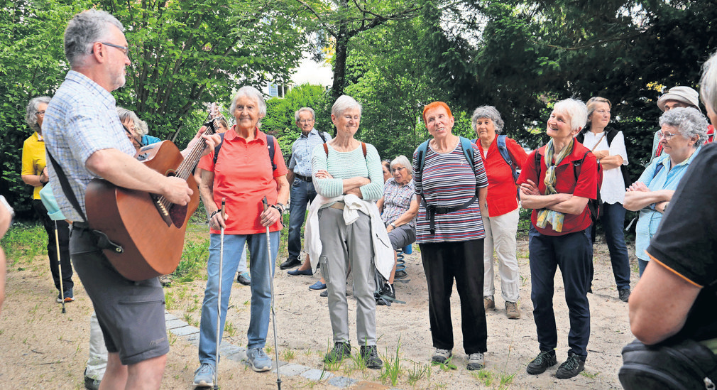 Mitglieder des Degerlocher Albvereins beim Mundartwandern mit Reinhold Hittinger. Foto: z