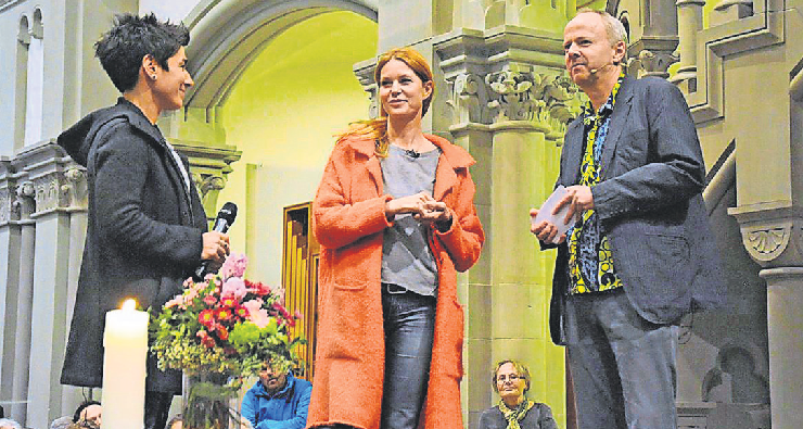 Dunja Hayali (links) und Schauspielerin Esther Schweins in der Andreaskirche. Foto: privat