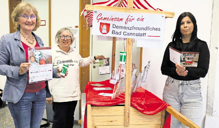 Bettina Oehl von der Caritas und die Projektassistentinnen Brigitte Neiße-Göküzüm und Sanja Arnaut (von links) mit ihrem Infowagen.