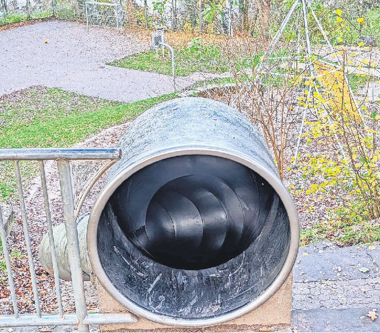 Der Spielplatz an der Steinenbergschule wurde nach Kinderwünschen umgestaltet, auch ein Basketballkorb kam dazu.