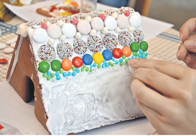 Beim Verzieren eines Lebkuchenhauses gibt es erst recht keine Grenzen. Fantasie und persönliche Vorlieben für Süßigkeiten sind angesagt. Foto: z