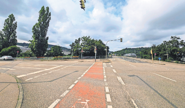 Fußgänger und Radfahrer haben es auf den Otto-Hirsch-Brücken nicht leicht.