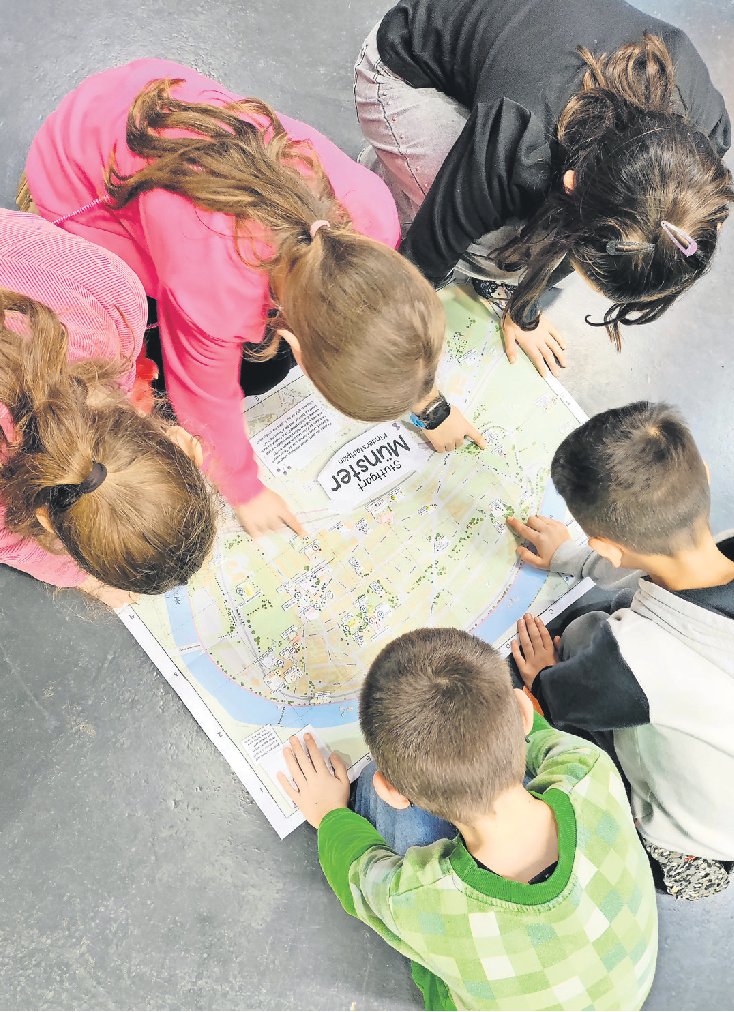 Kinder der Elise-von-König-Schule und des Kindertreffs haben einen Stadtplan entwickelt, auf dem viel Interessantes zu entdecken ist. Fotos: Martina Fürstenberger