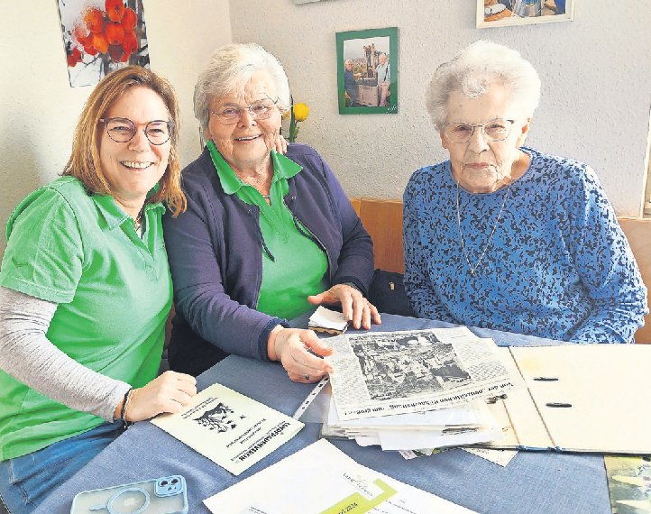 Gertrud Fingerle, ehemalige Vorsitzende der Landfrauen ES-RSKN erzählt ihren Nachfolgerinnen Marianne Scherrieble und Katrin Danner von früheren Zeiten (von rechts).