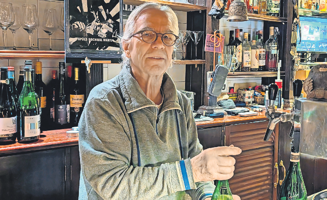 Martin „Martl“ Stoll steht seit mehr als vier Jahrzehnten hinterm Tresen im Café Wahnsinn. Fotos: Jürgen Brand