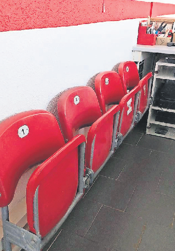 Die Sitzreihe im Clubhaus stammt aus der Untertürkheimer Kurve des Neckarstadions.