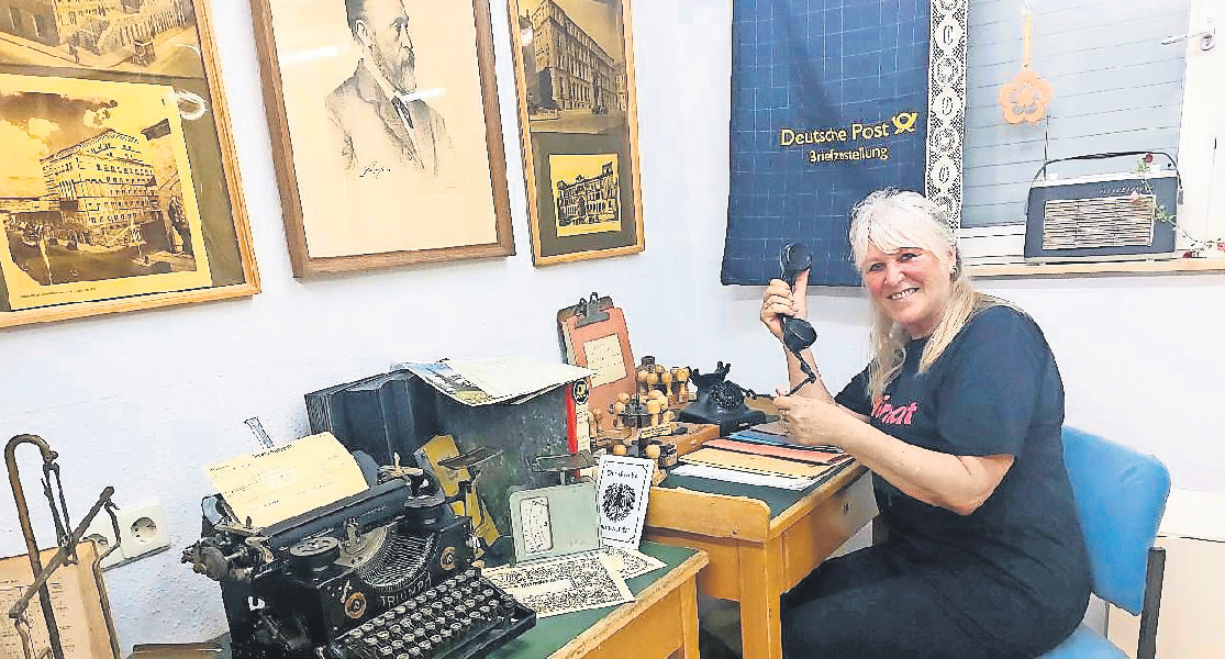 Sabine Lang, Vorsitzende des Geschichtsund Heimatvereins, mit einem alten Wählscheiben-Telefon im alten Postamt Hohengehren im Erdgeschoss des künftigen Heimatmuseums Fotos: Peter Stotz