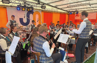 Die Stadtkapelle Marbach des Musikvereins spielt zur Begrüßung.