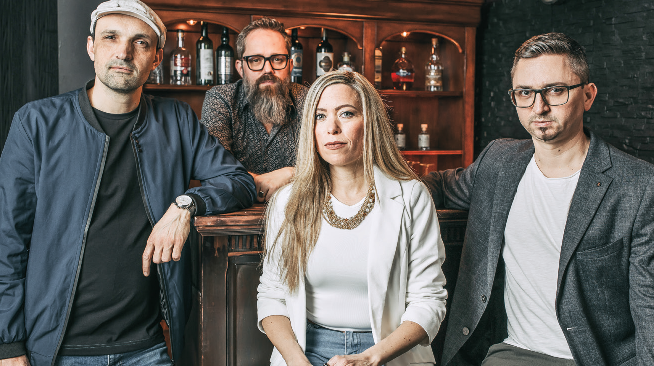 Abgroovebereit bringt am Jubiläumsabend mitreißende Live-Musik auf den Burgplatz. Mit Spielfreude und einem abwechslungsreichen Repertoire sorgt die Band für einen musikalischen Höhepunkt des Festes.
