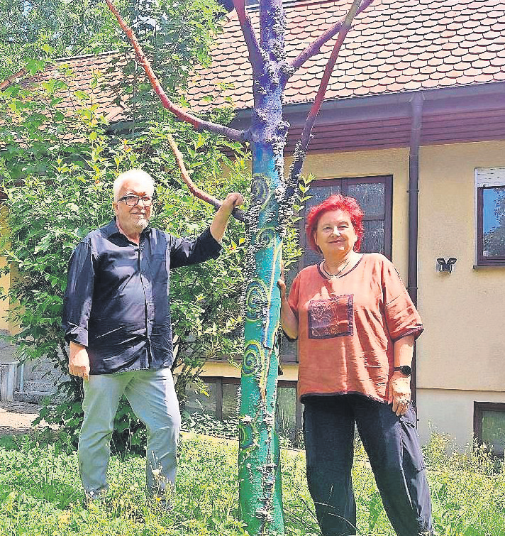 Bernd Lörz und Karin Genithheim, Vorsitzender und Vizevorsitzende des Kulturrings Hochdorf, bei einem Kunstwerk vor der ehemaligen Friedenskirche.