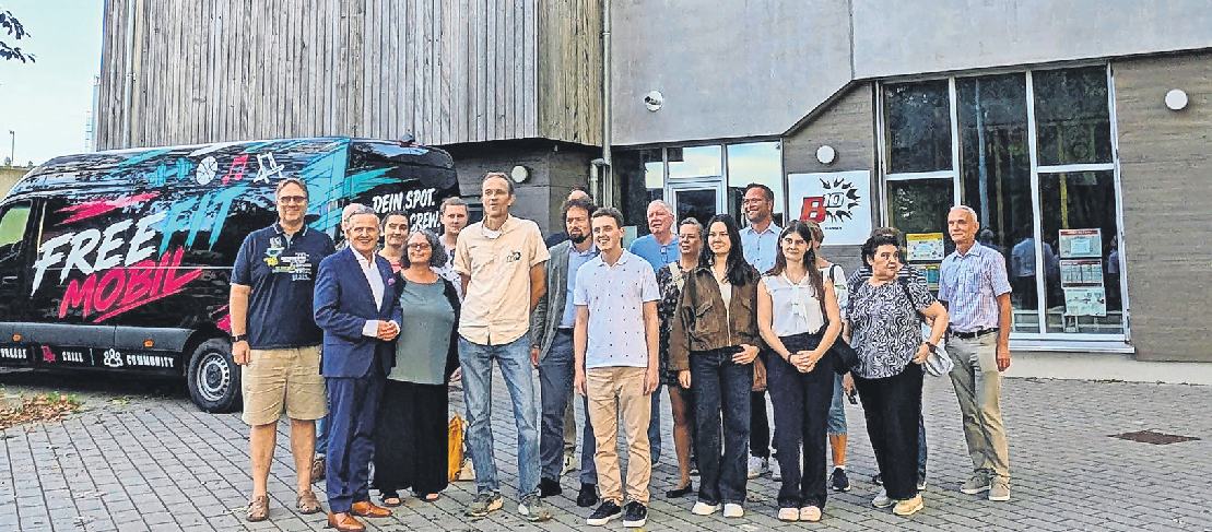Zum Abschluss der OB-Sommertour gab es noch ein Gruppenfoto vor dem Wangener Jugendhaus.