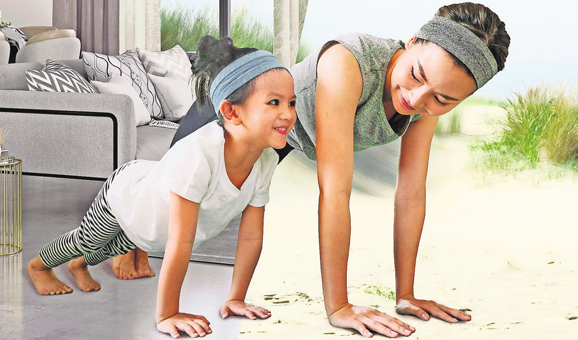 Wenn die Mutter mit der Tochter Sport macht: In der Fotomontage werden die Liegestützen im heimischen Wohnzimmer und am Strand absolviert. Foto: djd/www.viactiv.de/Gettylmages/staticnak, Dongel, MadeByEve