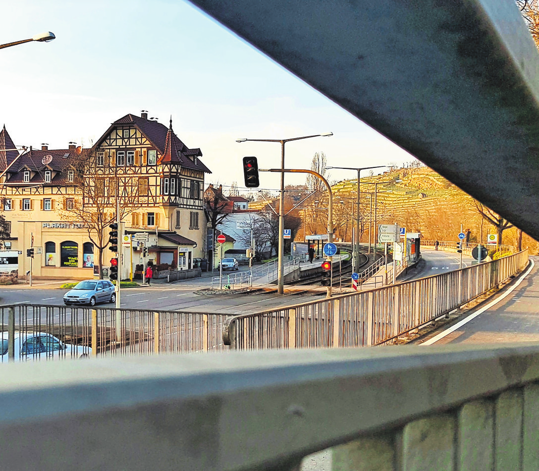 Münster ist der kleinste Stadtbezirk Stuttgarts. In den Ortskern gelangt man unter anderem über den Zugang an der Stadtbahnhaltestelle Münster Rathaus.