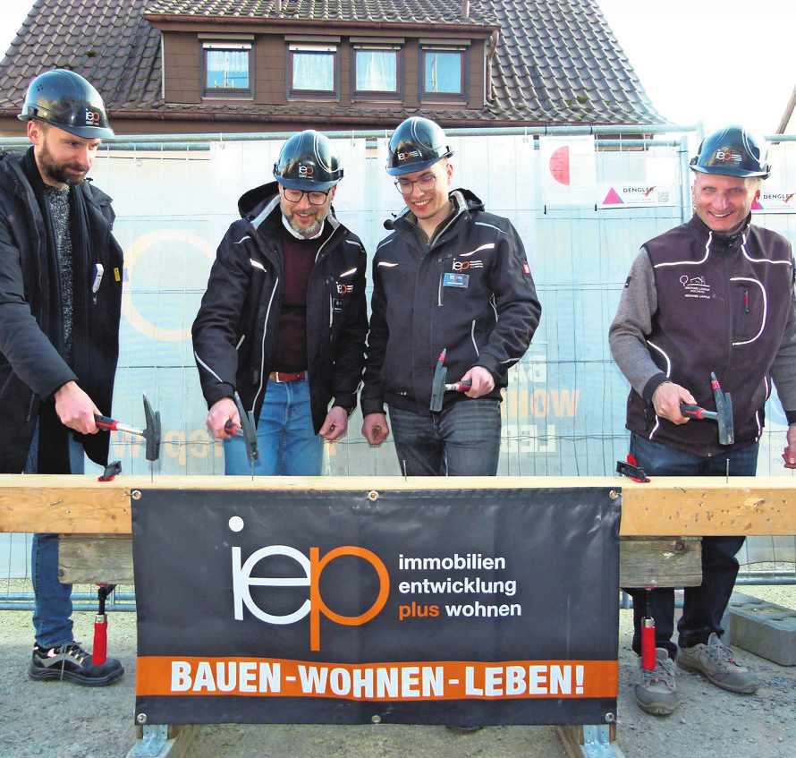 Der symbolische letzte Nagel in den Firstbalken Foto: Holger Schmidt
