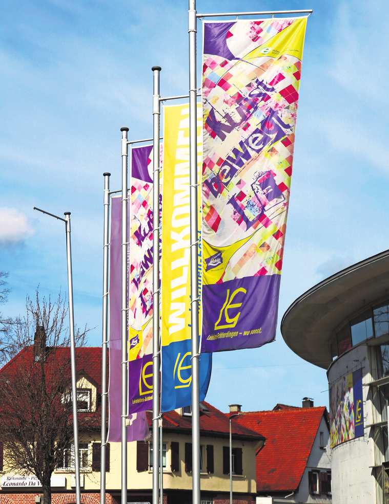 Die bunten Fahnen der Kunstaktion flattern am Neuen Markt in Leinfelden im Wind.