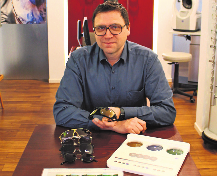 Augenoptikermeister Wolfram Legner mit einer Auswahl an Sonnenbrillen. Foto: Tatjana Eberhardt