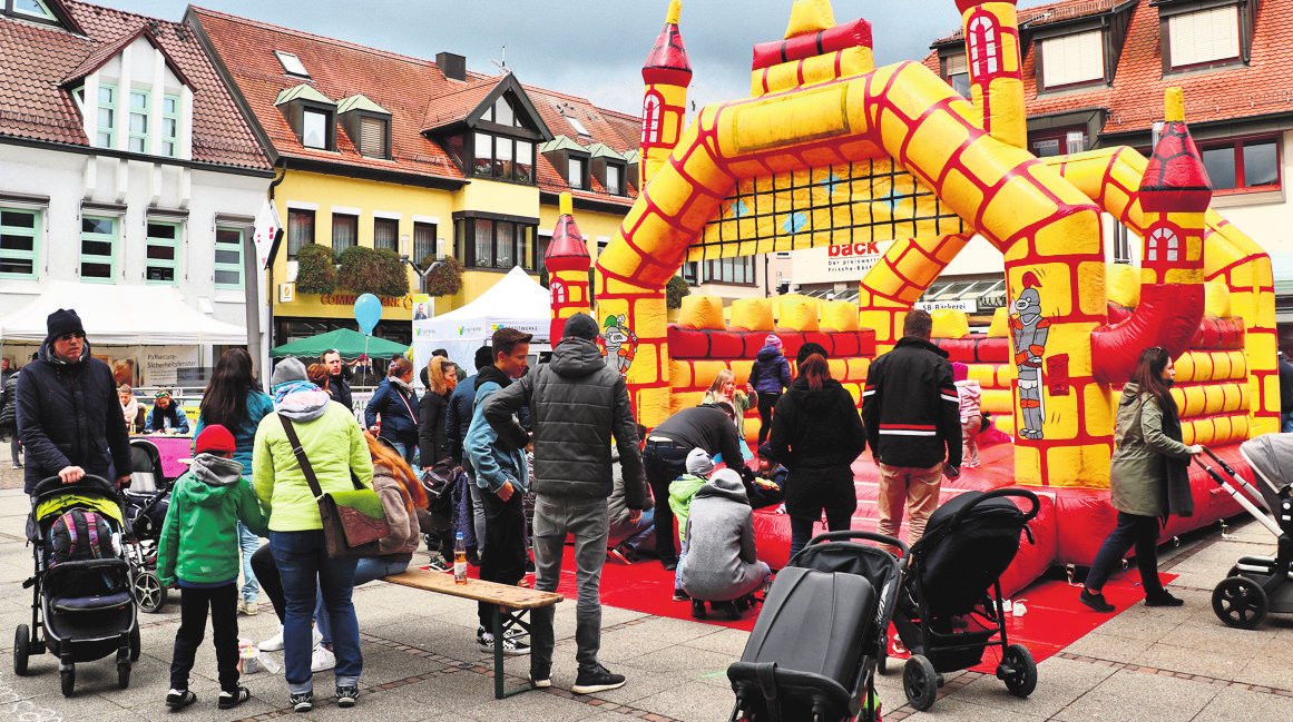 Hüpfen und Toben ist in der Hüpfburg ausdrücklich erwünscht.
