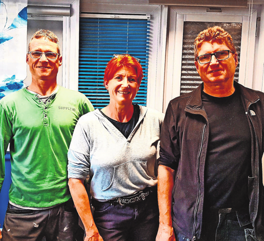 Erfüllen persönliche Wünsche für die Wohnung: Stefan Feil, Karin Schudrich und Andreas Feil (von links). Foto: z