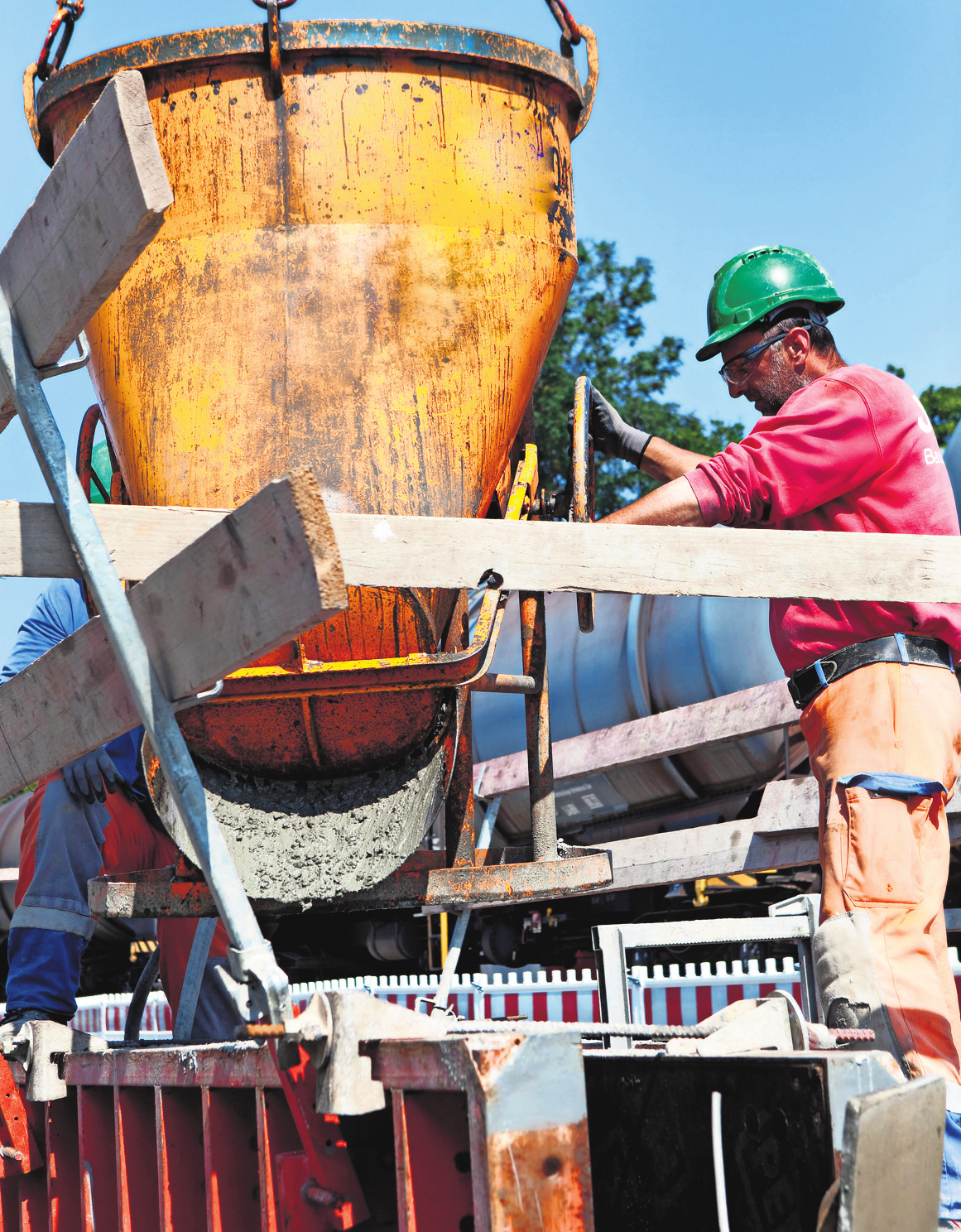 Voller Einsatz: Das engagierte Team realisiert jedes Bauvorhaben mit größter Sorgfalt und Präzision. Auf ihre Expertise „bauen“ Kunden teilweise seit Jahrzehnten. Foto: RFK