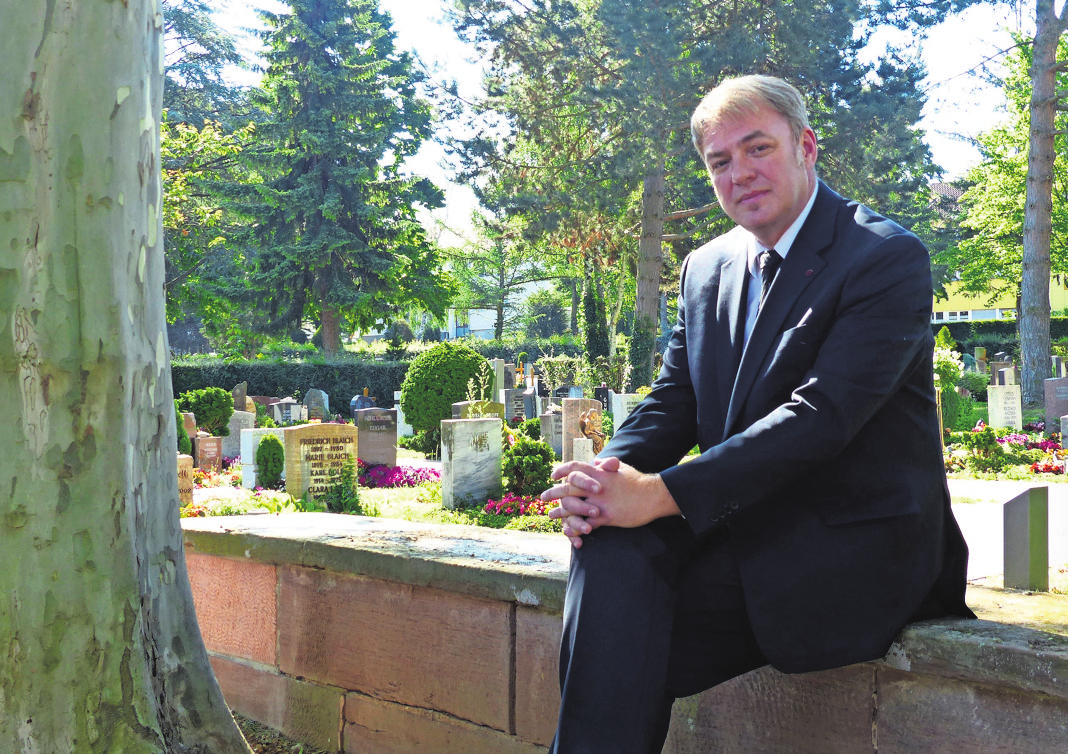 Der Bestatter Robert Klein kennt die Besonderheiten aller Friedhöfe in der Umgebung von Fellbach. Foto: Käfer