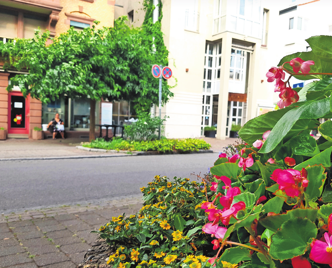Schlemmen, stöbern und in Büchern schmökern: Diverse Lokalitäten und Geschäfte finden sich in der Arlbergstraße. Foto: Tatjana Eberhardt