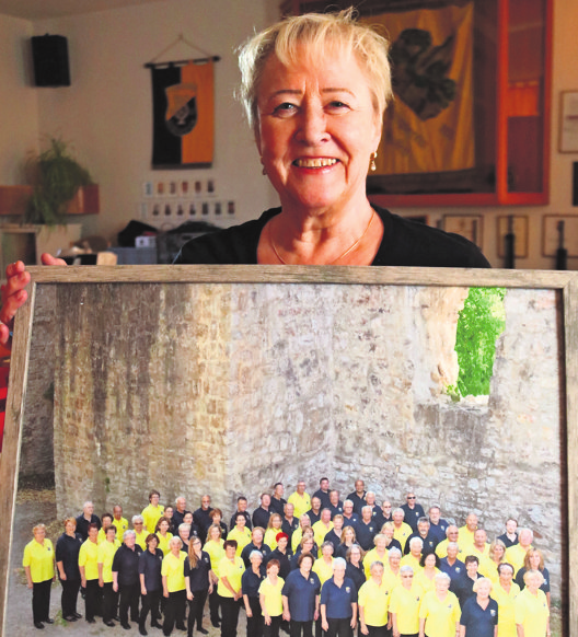 Ute Kamer-Kowalczyk, stellvertretende Vorsitzende mit Bild des Gemischten Chors.