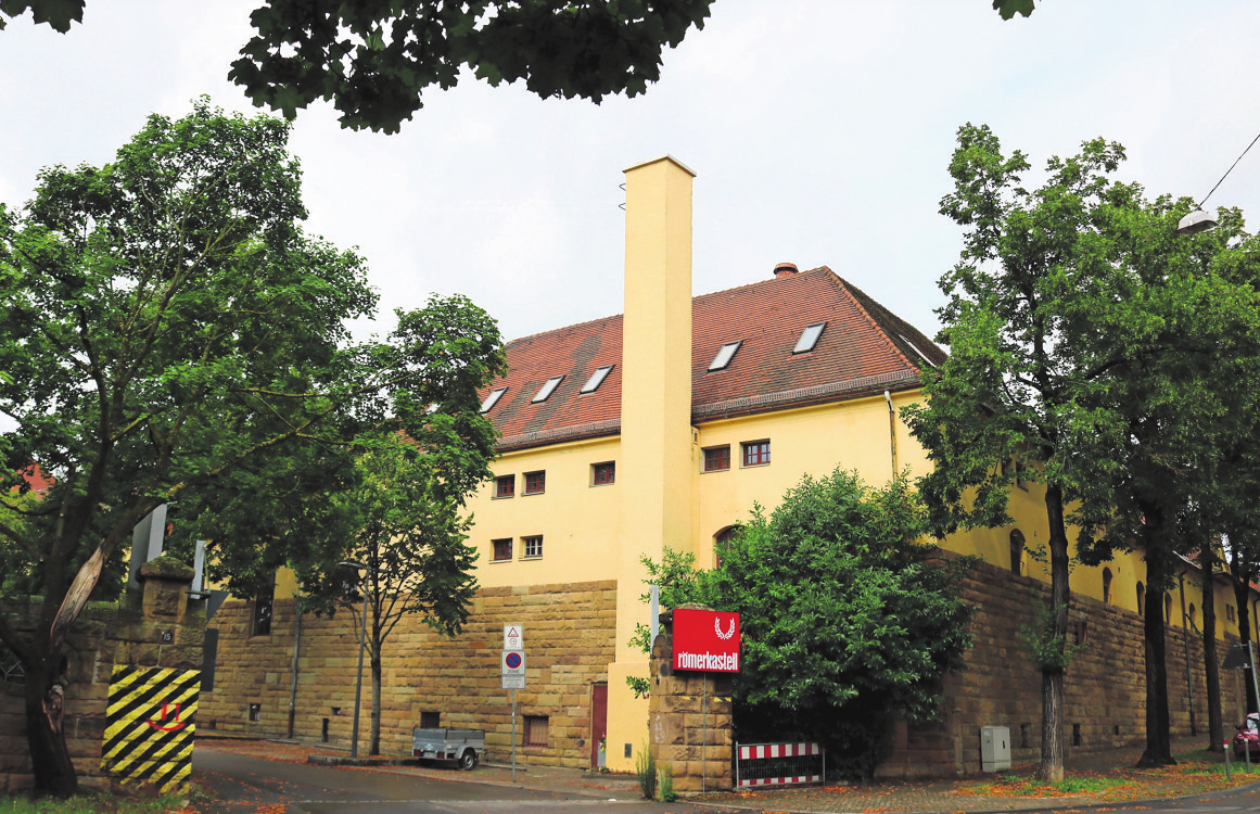 Das Römerkastell ist umgeben von historischen Gemäuern.