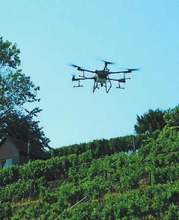 Die 78 Kilo schwere Drohne, die fleißige Helferin der Weinbauern, wird vorgeführt.