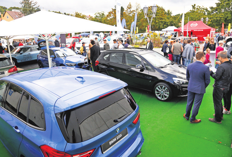 Bei der Autoschau können Besucherinnen und Besucher mit den Händlern aus der Region ins Gespräch kommen. Foto:z/Karin Rebstock