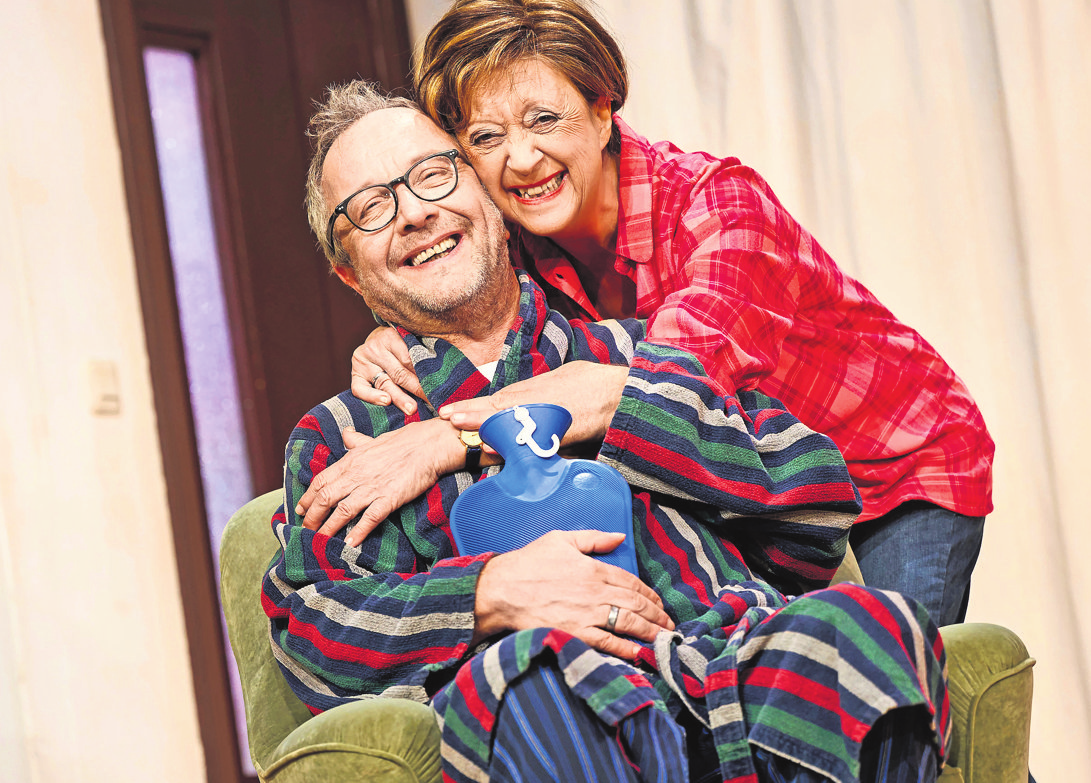 Auch „D'Mama isch die Beschte“ mit Monika Hirschle und Frank Stöckle in der vergangenen Saison war ein echtes Familienstück. Nun gastiert es am Theater Heilbronn. Foto: Martin Sigmund