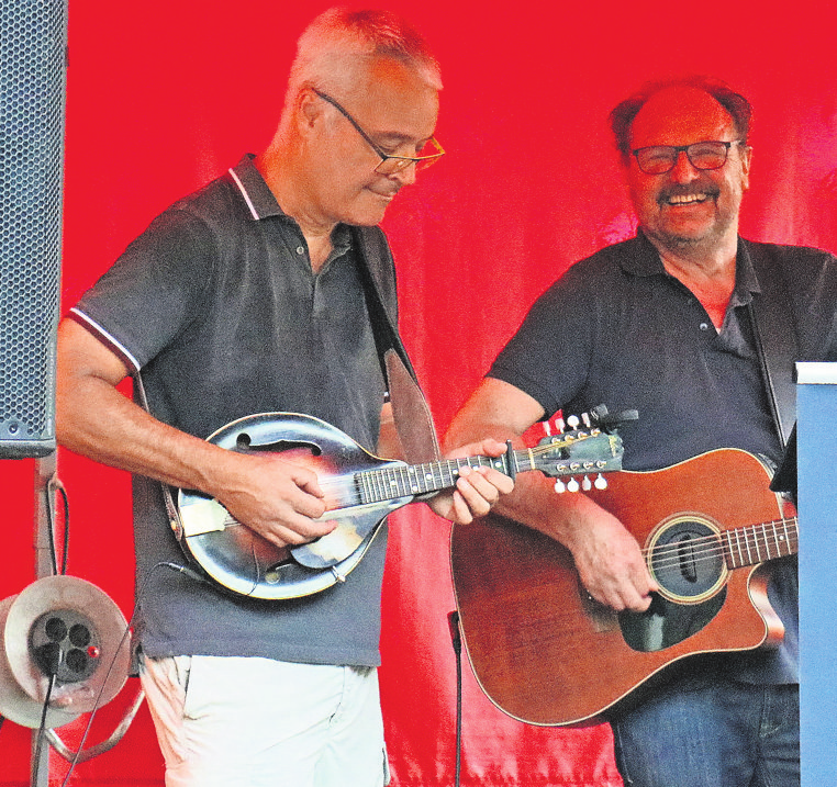 Das Musiker-Duo Blue Cotton Club Martin Storz und Felix Gerstner (von links).