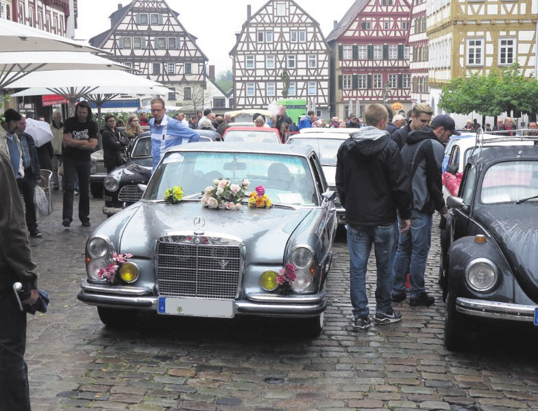 Die Oldtimer dürfen natürlich auch begutachtet werden.
