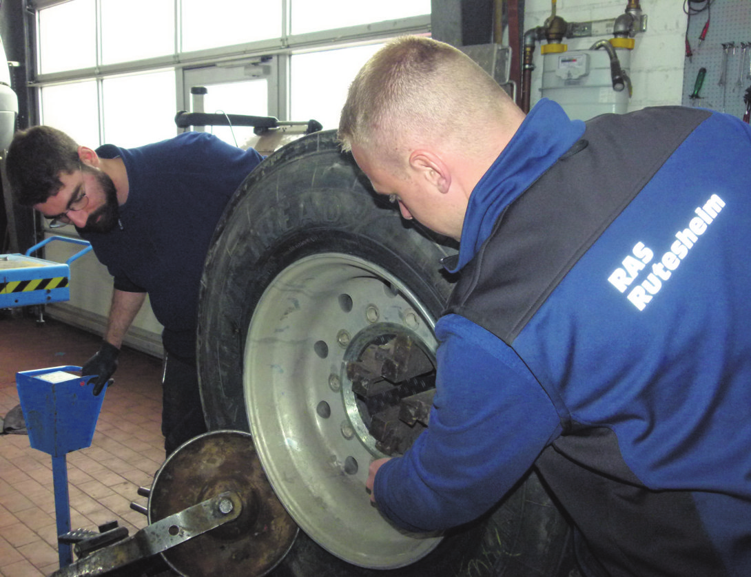 <div id="ifg09">Die regelmäßige Wartung trägt zu einer längeren Lebensdauer eines Autos bei, das weiß man bei RAS Rutesheim. Foto: Holger Schmidt</div>