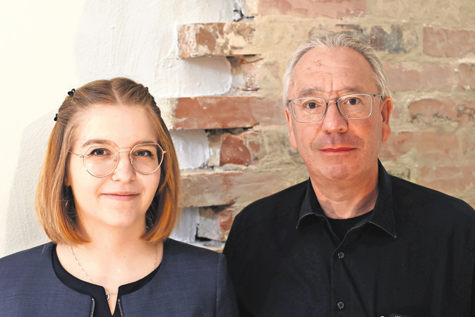 Hartmuth Roth und die Filialleiterin Jennifer Wissing.