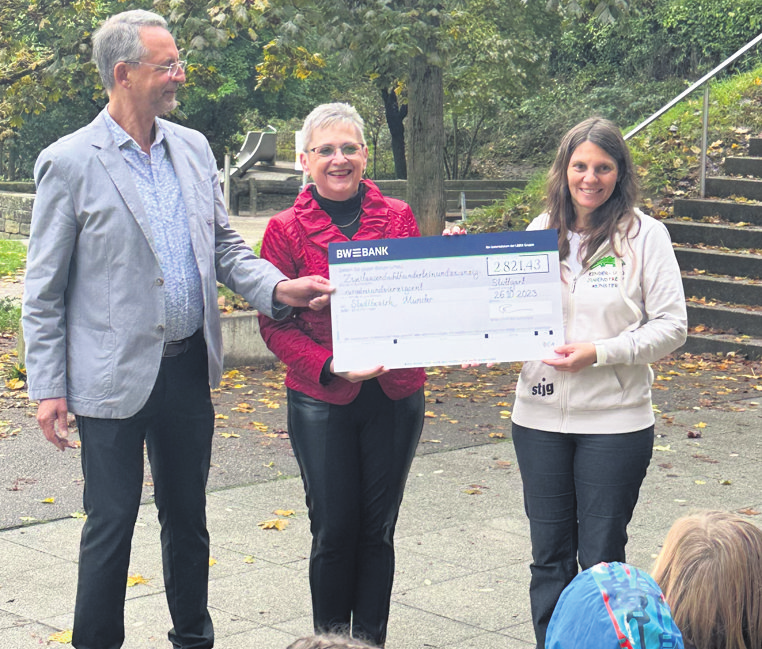 Von links: Klaus Thomas, Vorsitzender von Sicheres und Sauberes Stuttgart e.V., Renate Polinski, Stefanie Feil, Sprecherin AK Kinder, Jugendliche und Familien. Foto: z