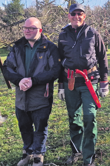 René Hildebrandt (OGV-Münster) und Gartenbauberater Steffen Polinski (rechts).