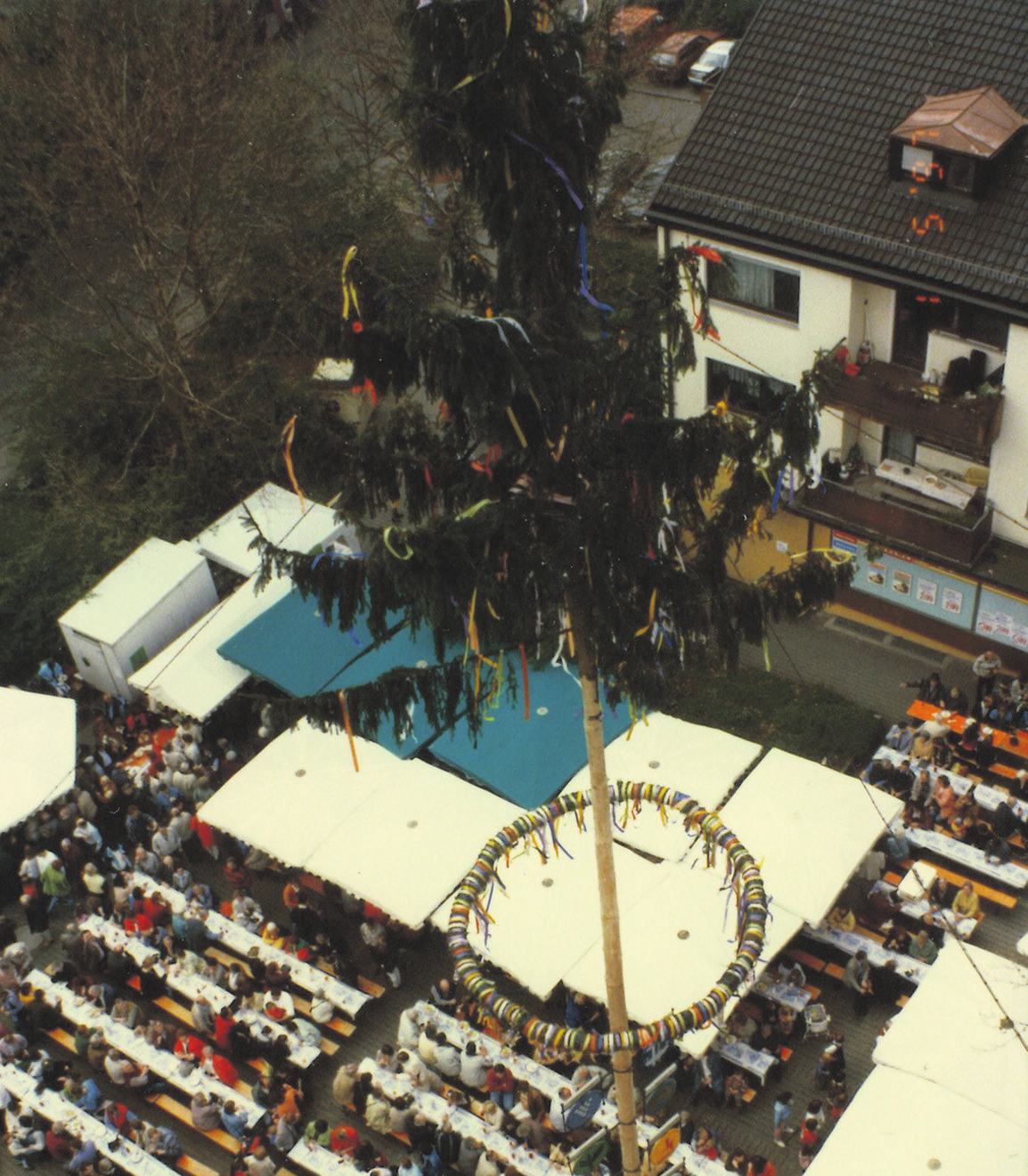 Der 1. Mai ist eine beliebte Veranstaltung des HGV, die alle nach Uhlbach lockt.