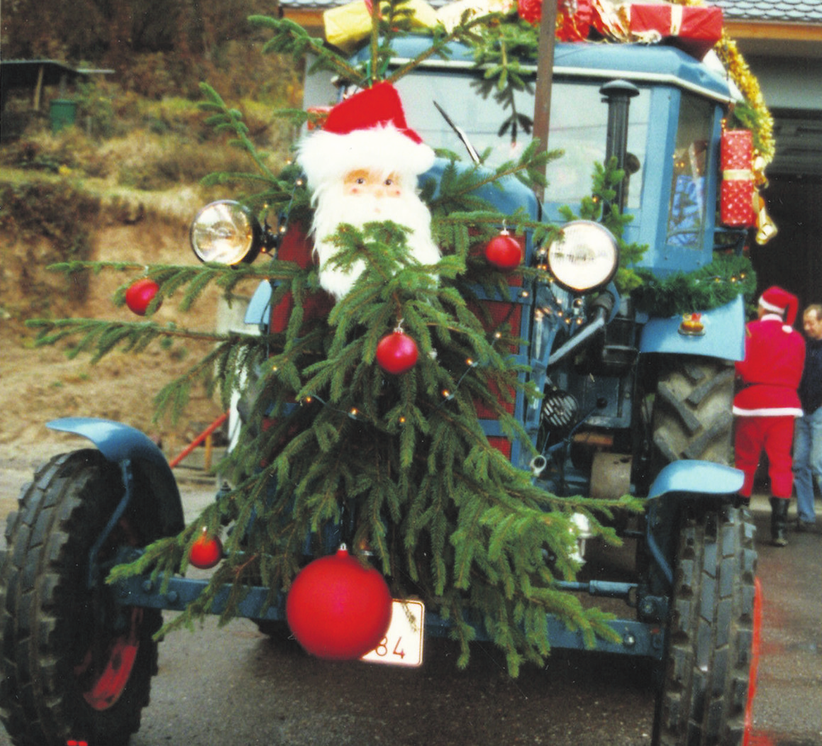 So zog der Nikolaus durch den Stadtbezirk, stilecht im Traktor mit Tannengrün.