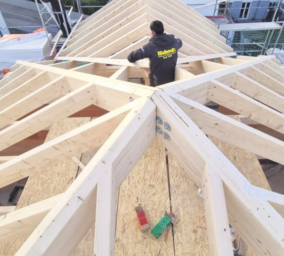 Exakte Arbeit: Komplexer Dachstuhl. Foto: Schock