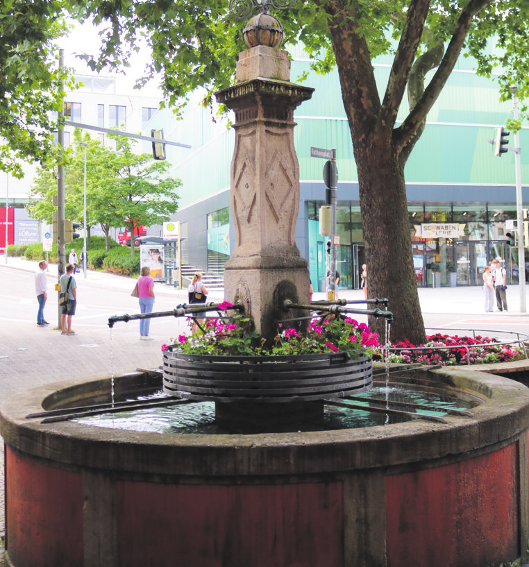 Eine kleine Abkühlung bietet der Brunnen vor dem Rathaus.