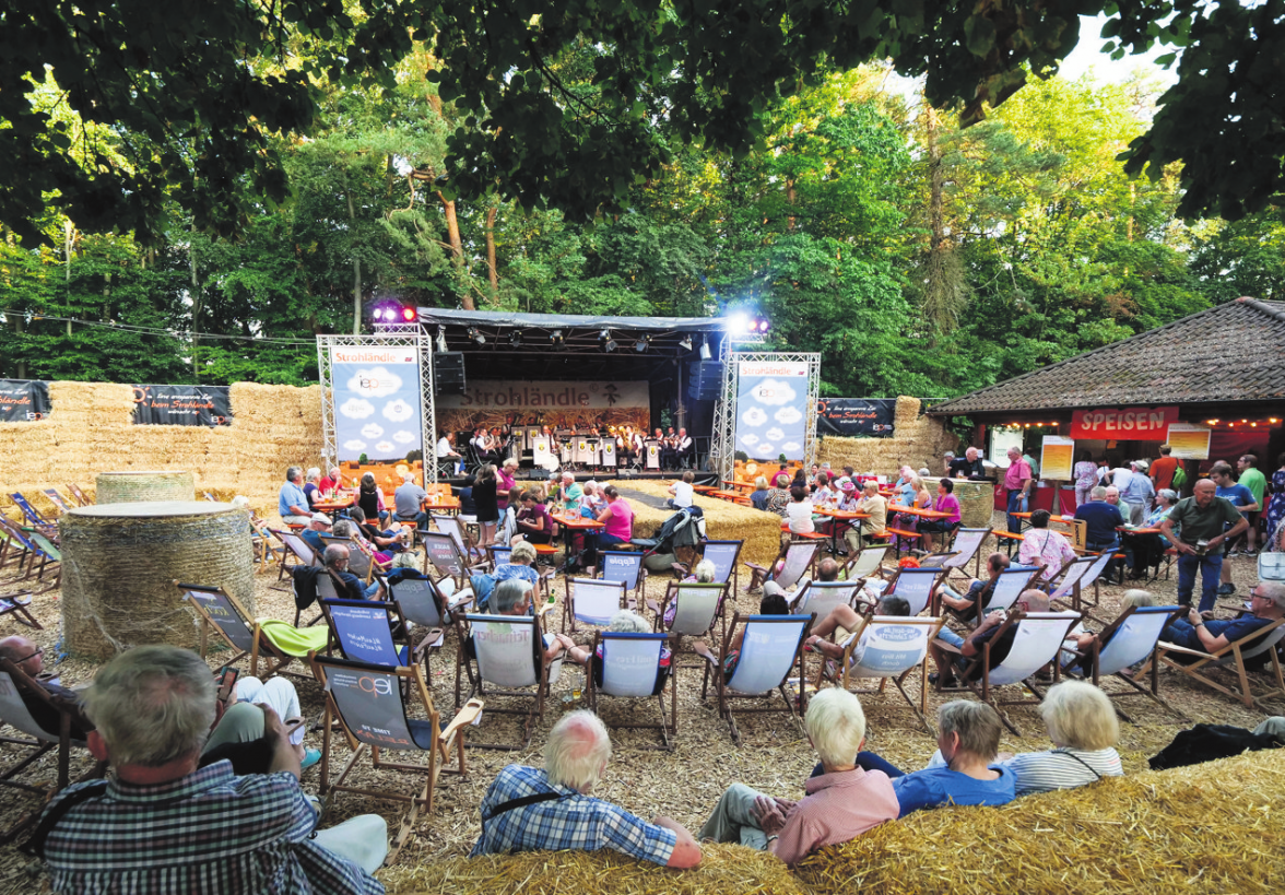 Zwischen 40 Tonnen Stroh erleben die Gäste ein vielfältiges Programm. Foto: Simon Granville