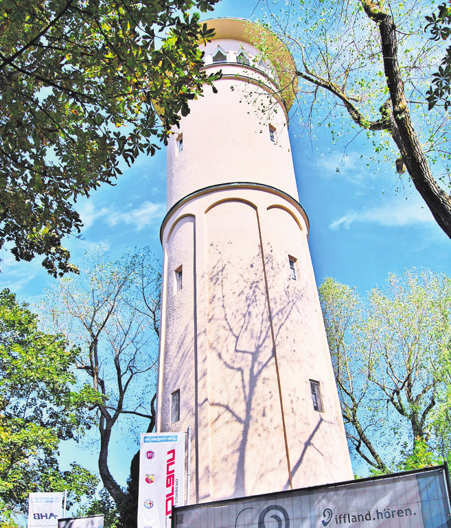 Auf der Wiese unter dem Engelbergturm findet das Strohländle jährlich statt. Foto: z/Veranstalter