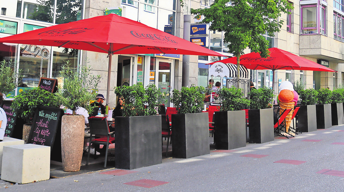 Die Gastronomen bespielen die Straße mit Mobiliar und viel Grün.